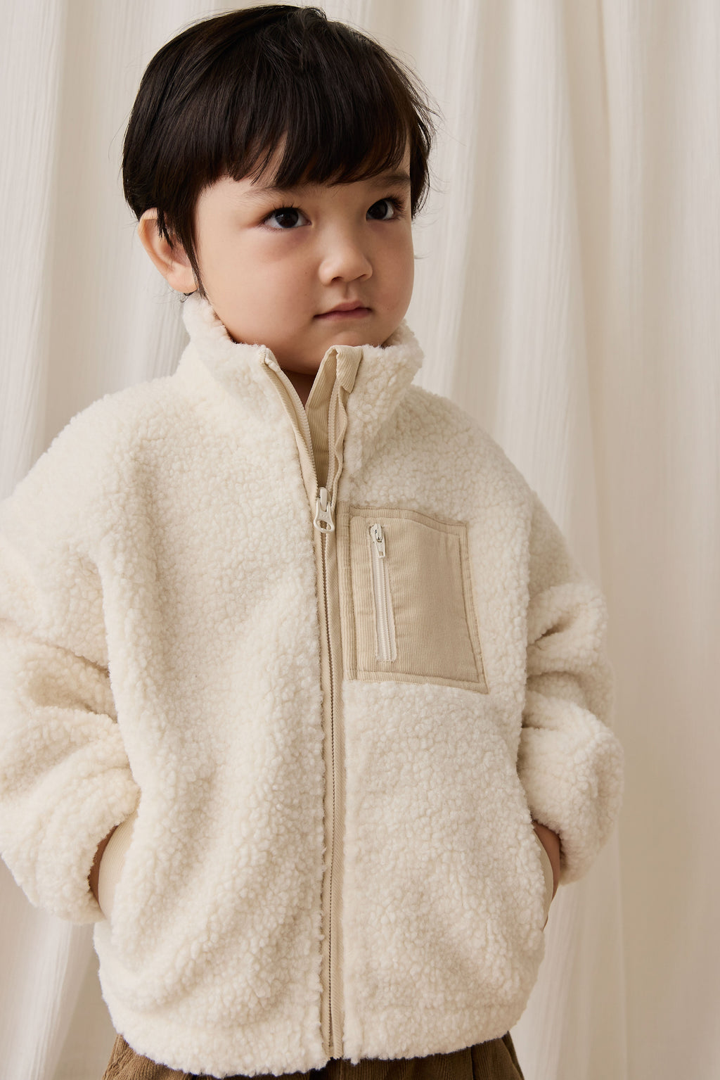 Veste douillette en sherpa polaire polyester recyclé naturel avec col montant et fermeture éclair pour les journées froides 6M–8Y