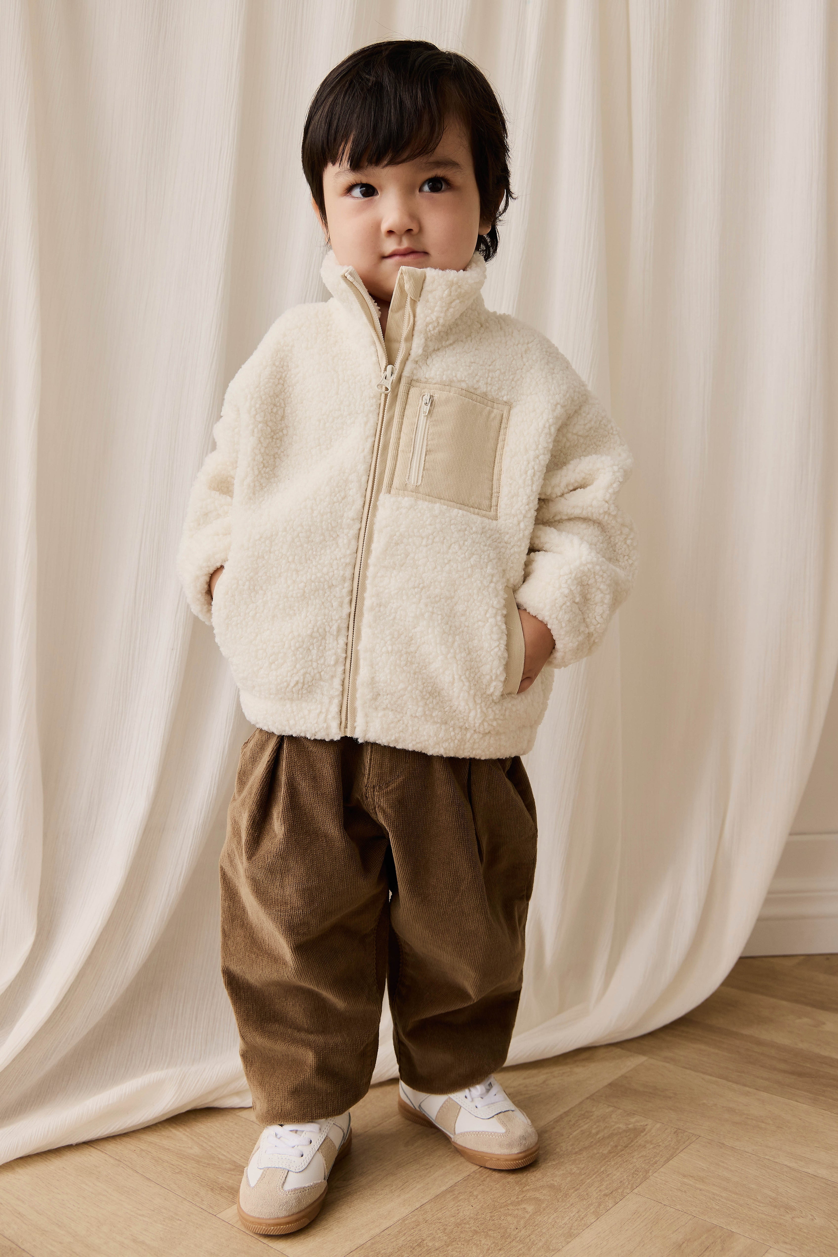 Veste douillette en sherpa polaire polyester recyclé naturel avec col montant et fermeture éclair pour les journées froides 6M–8Y