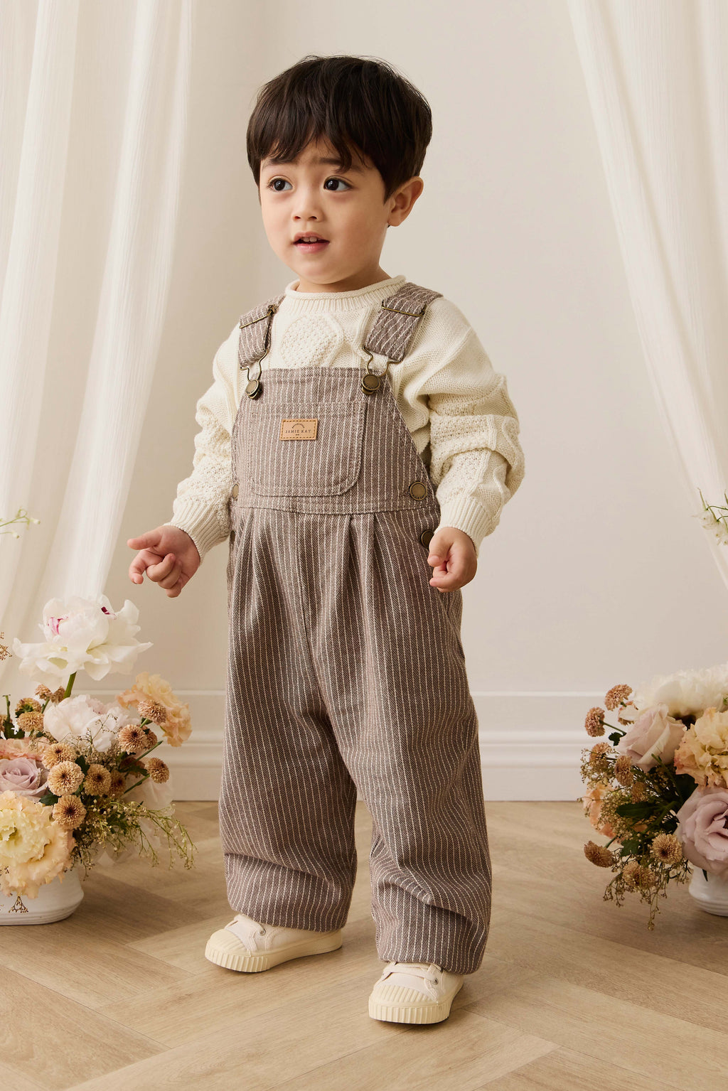 Salopette enfant vintage en coton-élasthanne marron tapioca à fines rayures avec bretelles réglables et poche bavette, 6 mois–6 ans