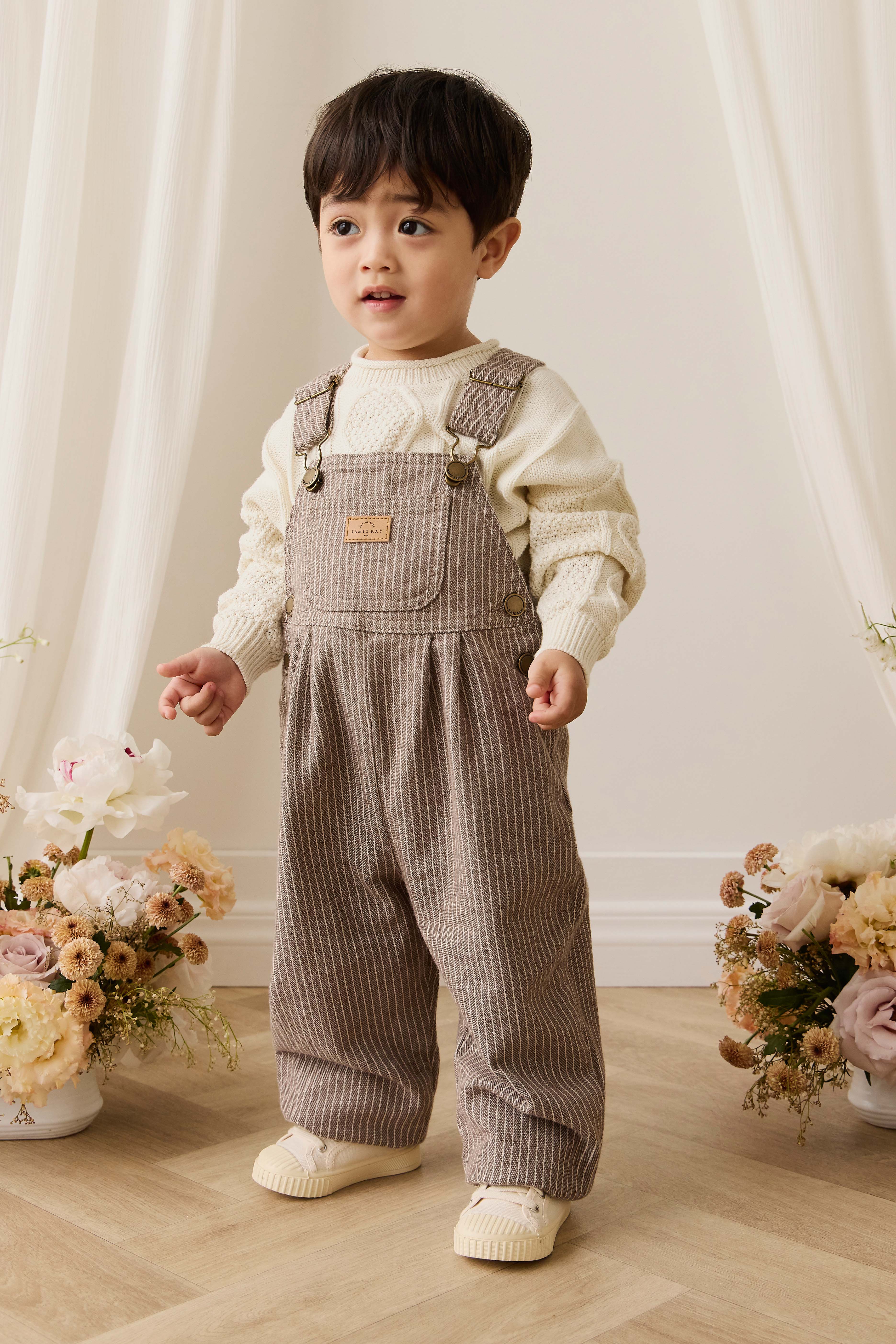 Salopette enfant vintage en coton-élasthanne marron tapioca à fines rayures avec bretelles réglables et poche bavette, 6 mois–6 ans