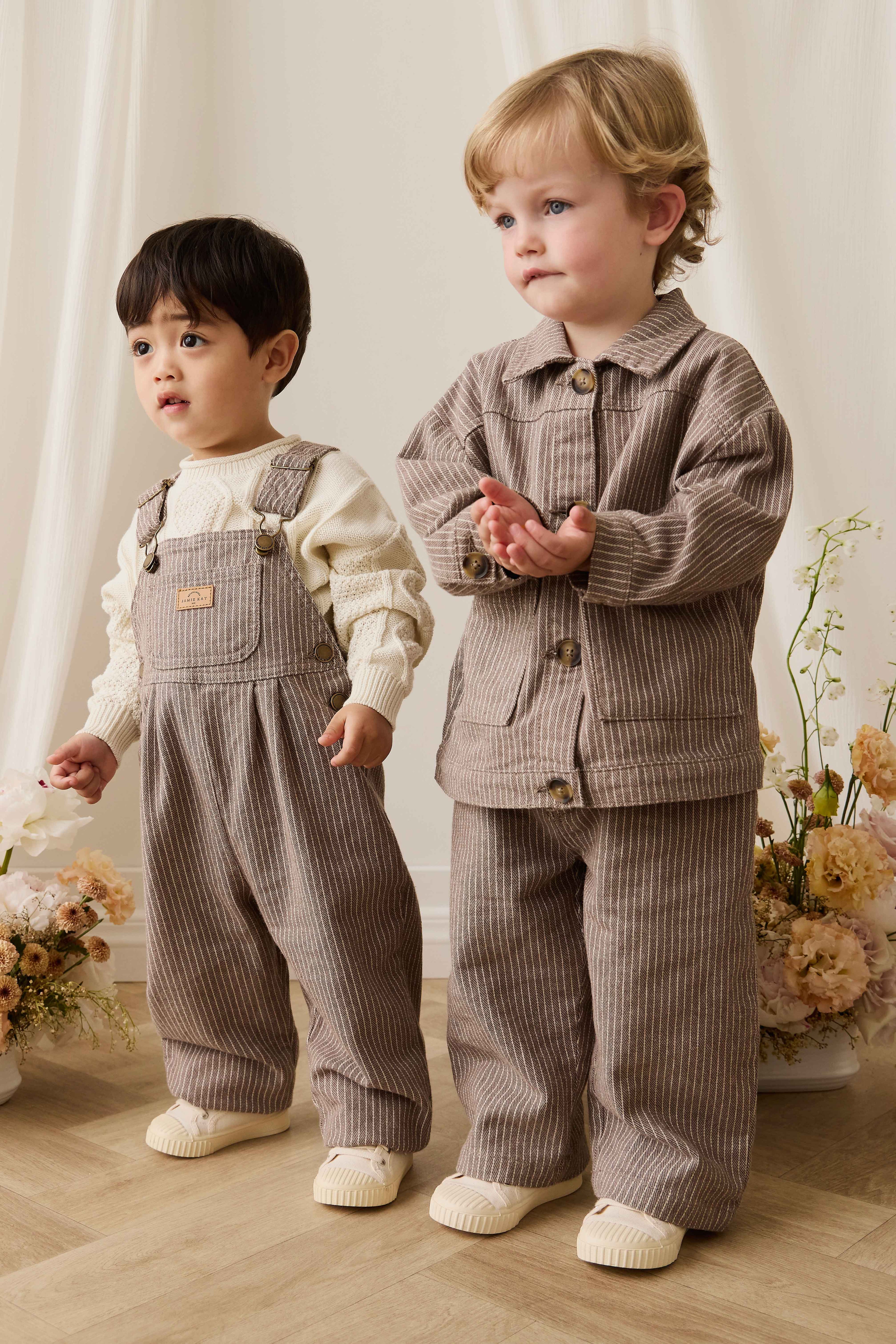 Salopette enfant vintage en coton-élasthanne marron tapioca à fines rayures avec bretelles réglables et poche bavette, 6 mois–6 ans