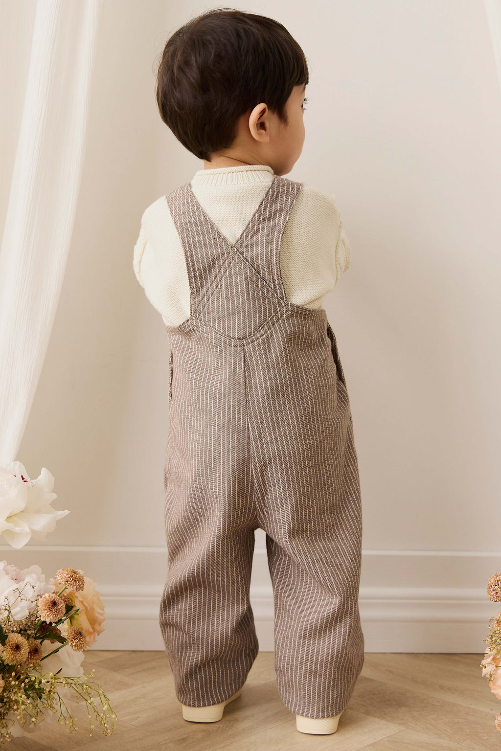 Salopette enfant vintage en coton-élasthanne marron tapioca à fines rayures avec bretelles réglables et poche bavette, 6 mois–6 ans