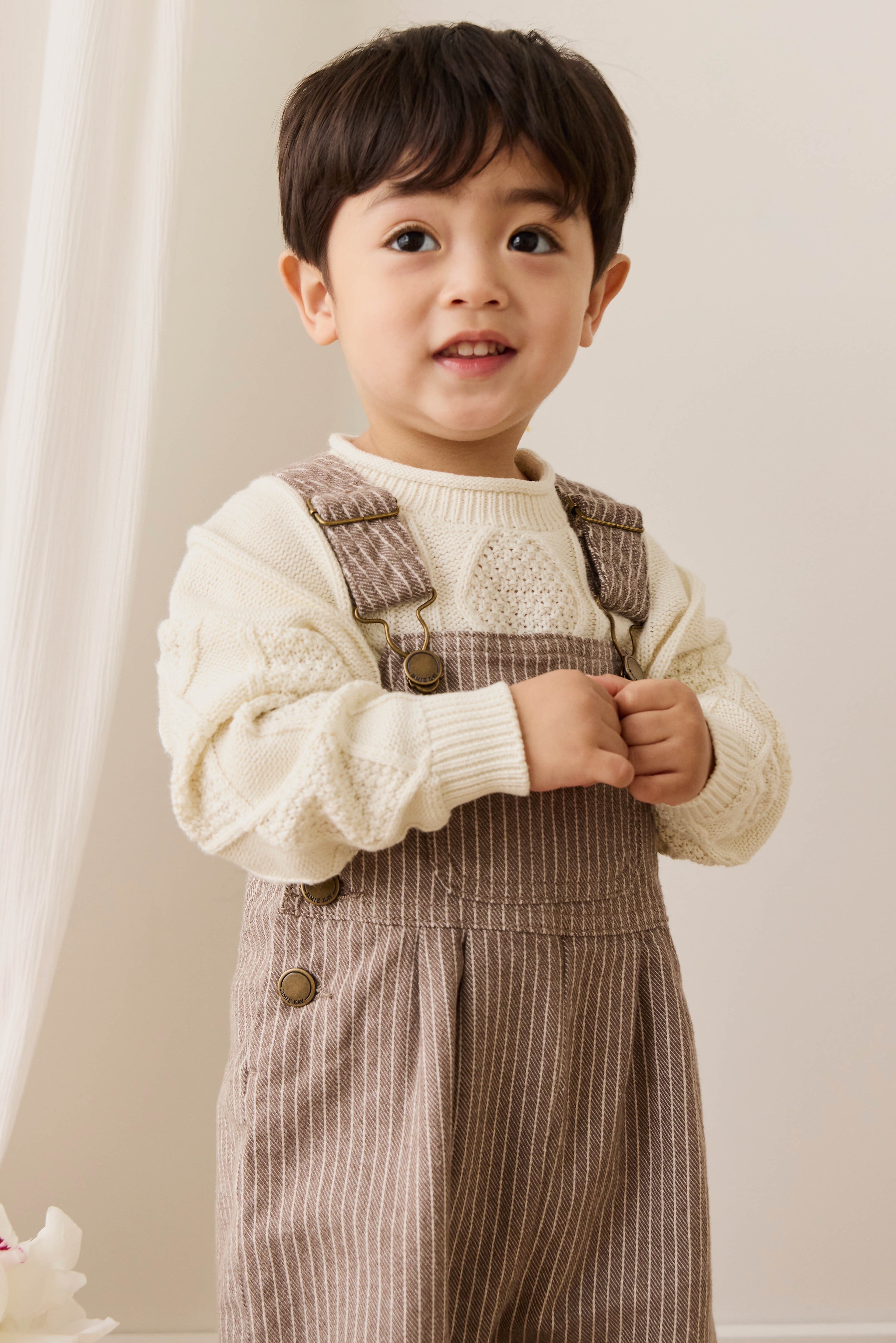 Salopette enfant vintage en coton-élasthanne marron tapioca à fines rayures avec bretelles réglables et poche bavette, 6 mois–6 ans