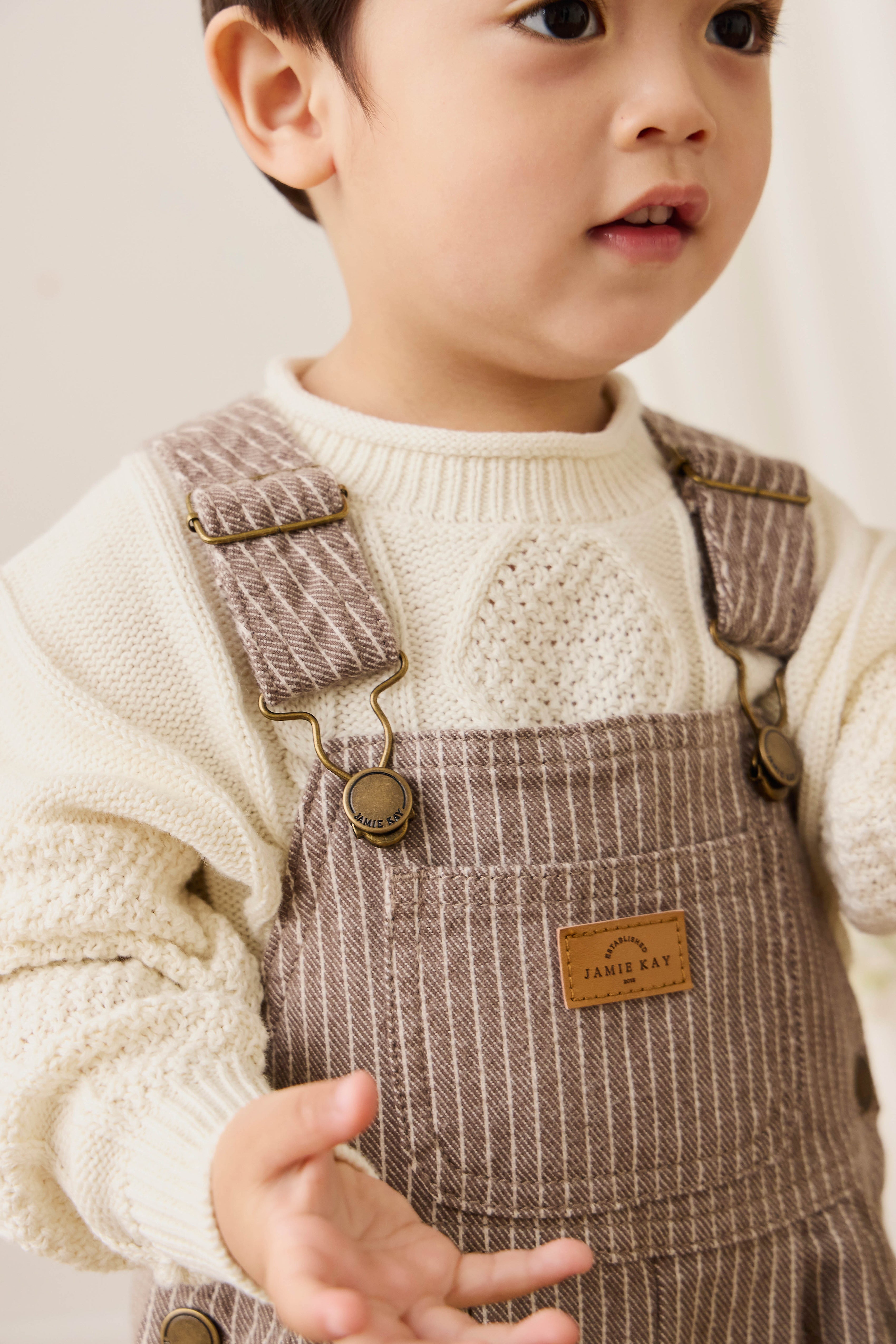 Salopette enfant vintage en coton-élasthanne marron tapioca à fines rayures avec bretelles réglables et poche bavette, 6 mois–6 ans