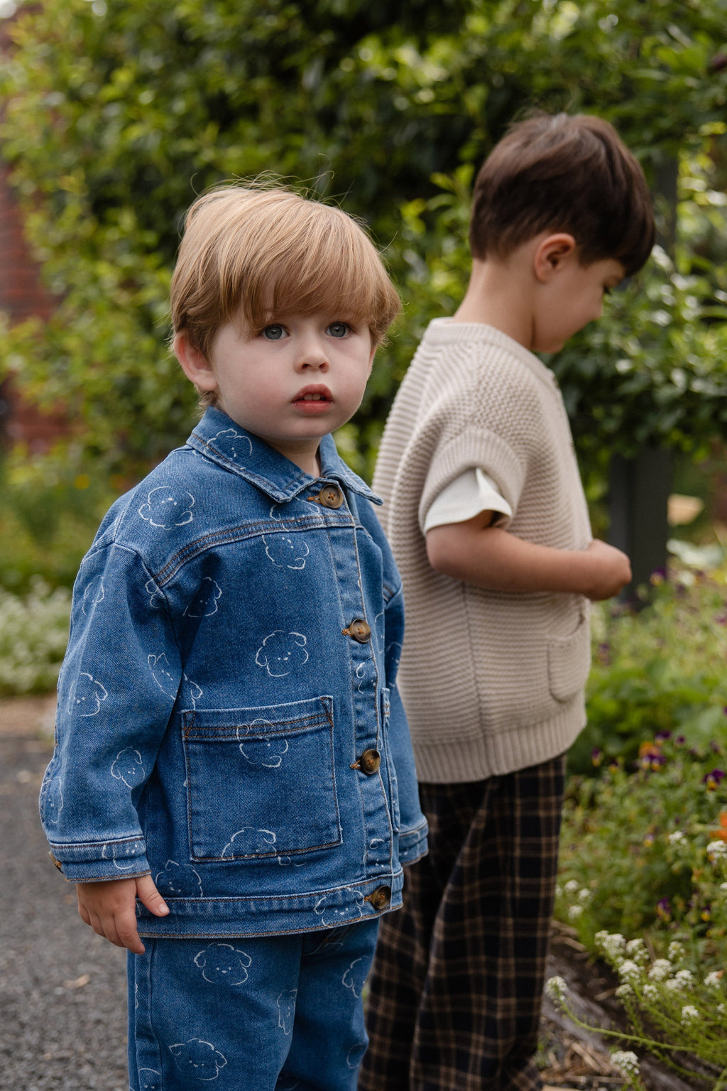 Veste décontractée en jean bleu moyen avec imprimé ours, boutonnée sur le devant et dotée de poches plaquées pour enfants de 6 mois à 8 ans