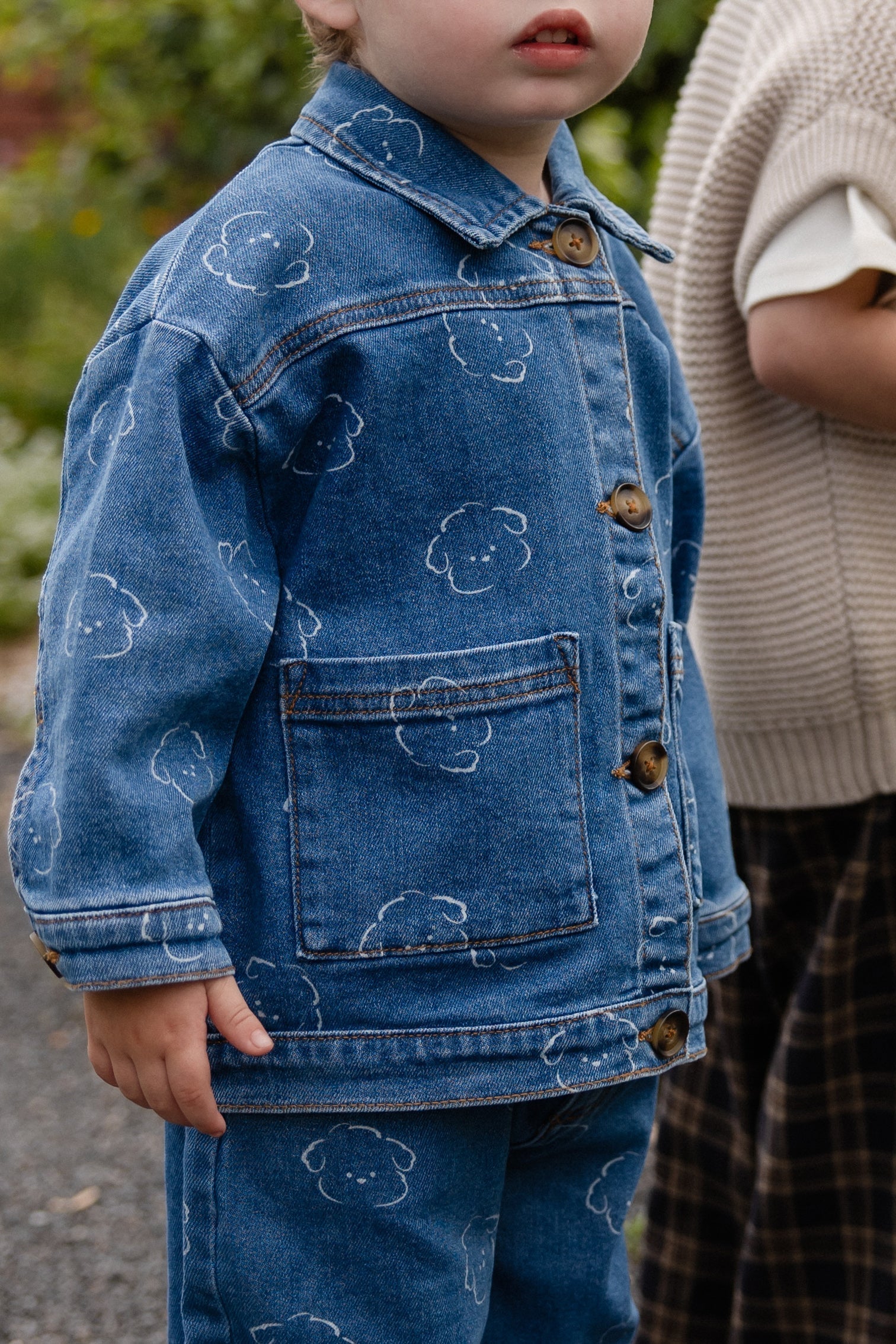 Veste décontractée en jean bleu moyen avec imprimé ours, boutonnée sur le devant et dotée de poches plaquées pour enfants de 6 mois à 8 ans