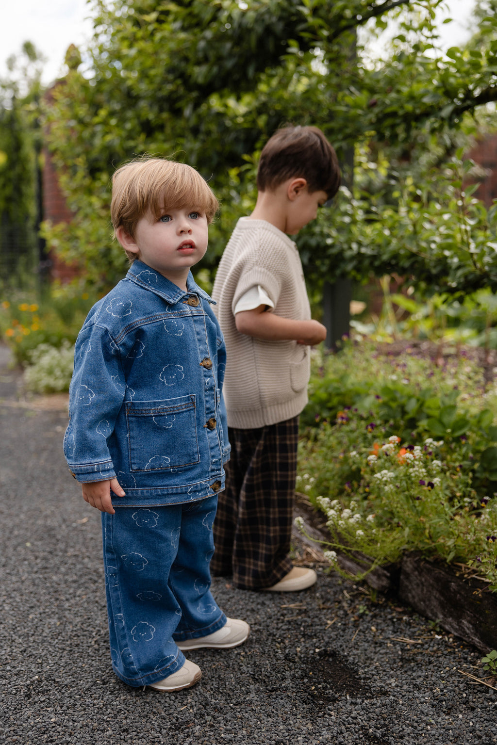Pantalon Enfant en Coton Denim Bleu Moyen Ludique avec Broderie Ours, Taille Élastique et Poches 6M–8A