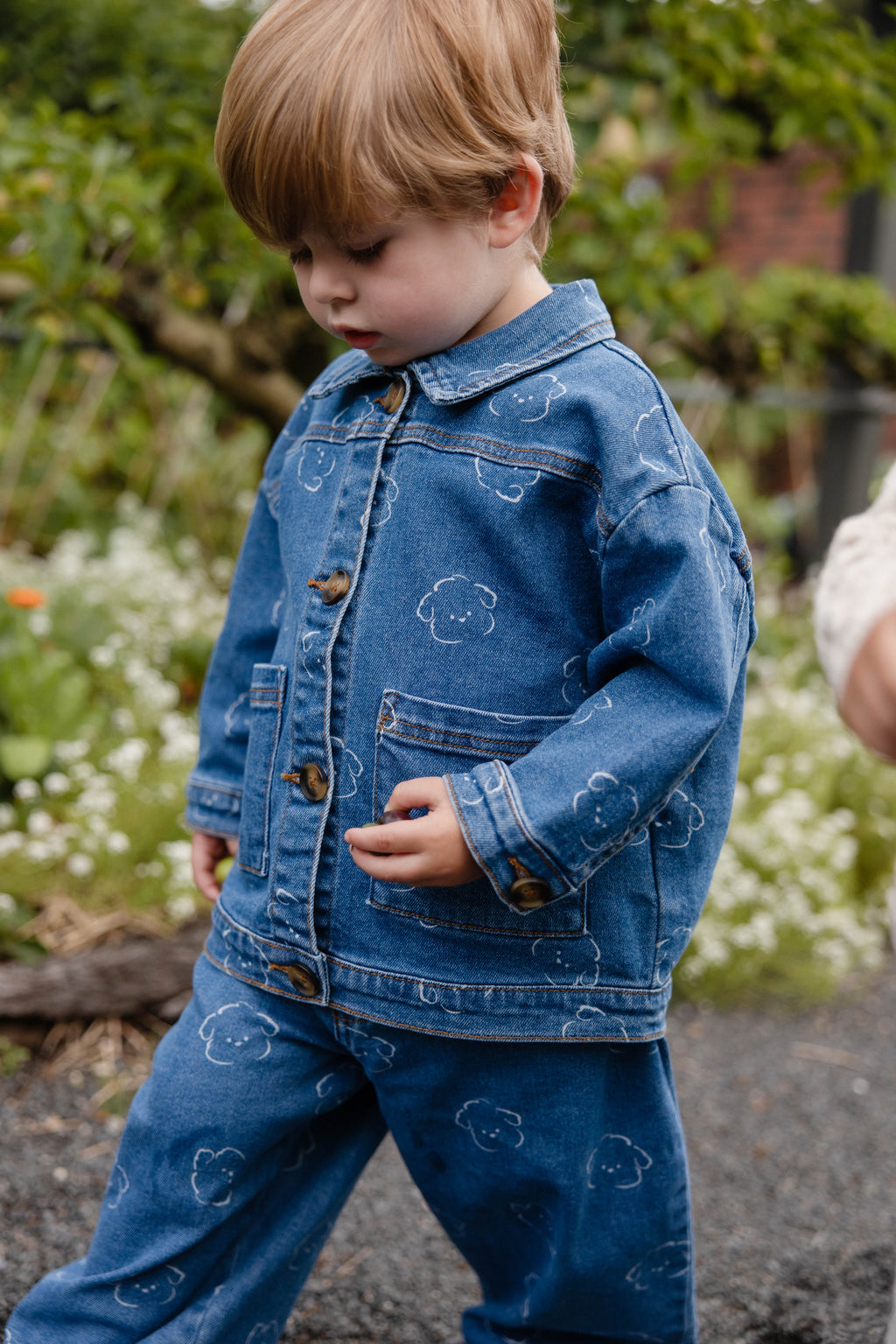 Veste décontractée en jean bleu moyen avec imprimé ours, boutonnée sur le devant et dotée de poches plaquées pour enfants de 6 mois à 8 ans