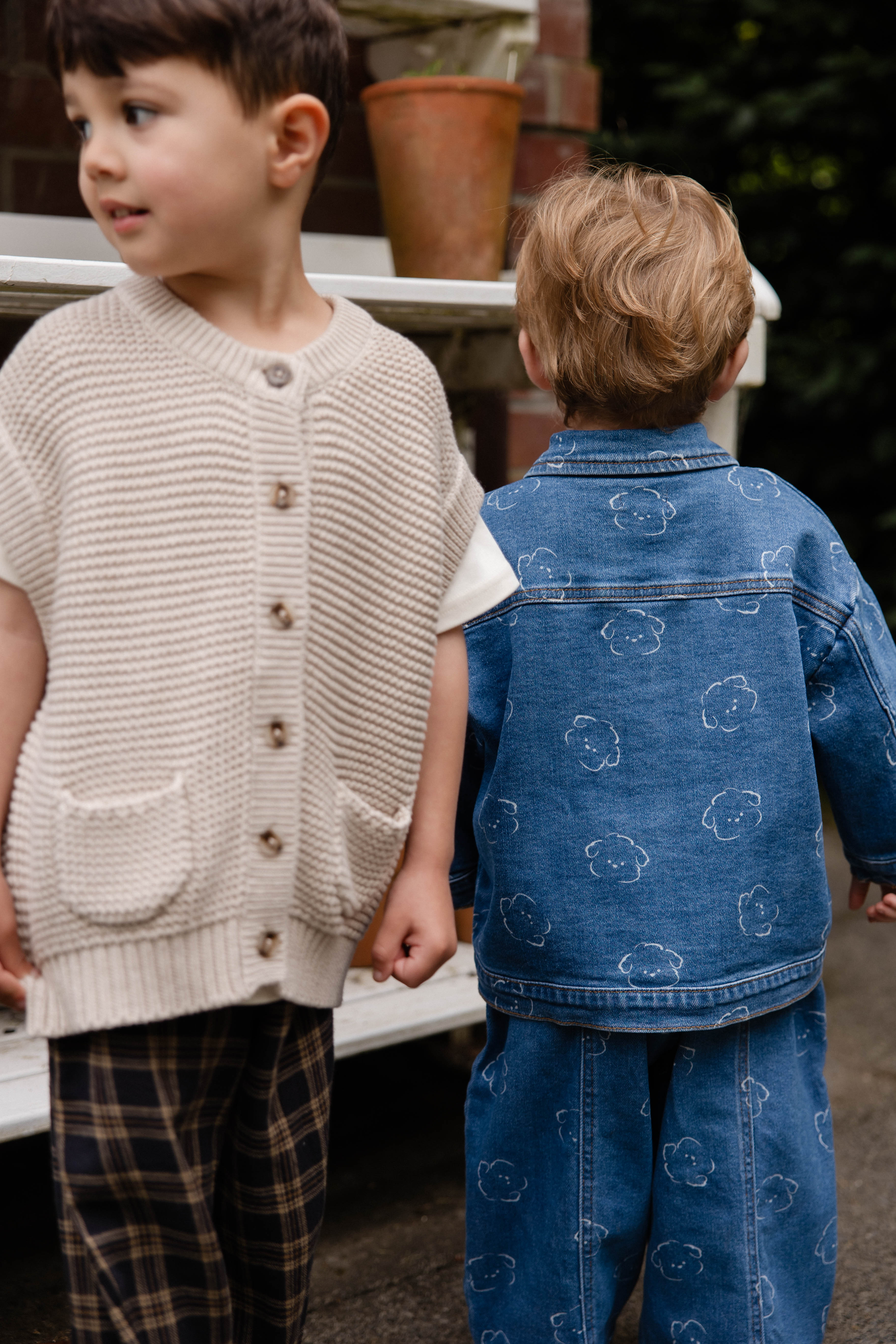 Veste décontractée en jean bleu moyen avec imprimé ours, boutonnée sur le devant et dotée de poches plaquées pour enfants de 6 mois à 8 ans